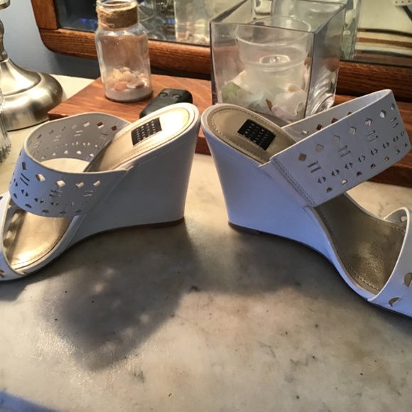WHBM size 7 white laser cut 3” wedges - Picture 2 of 7